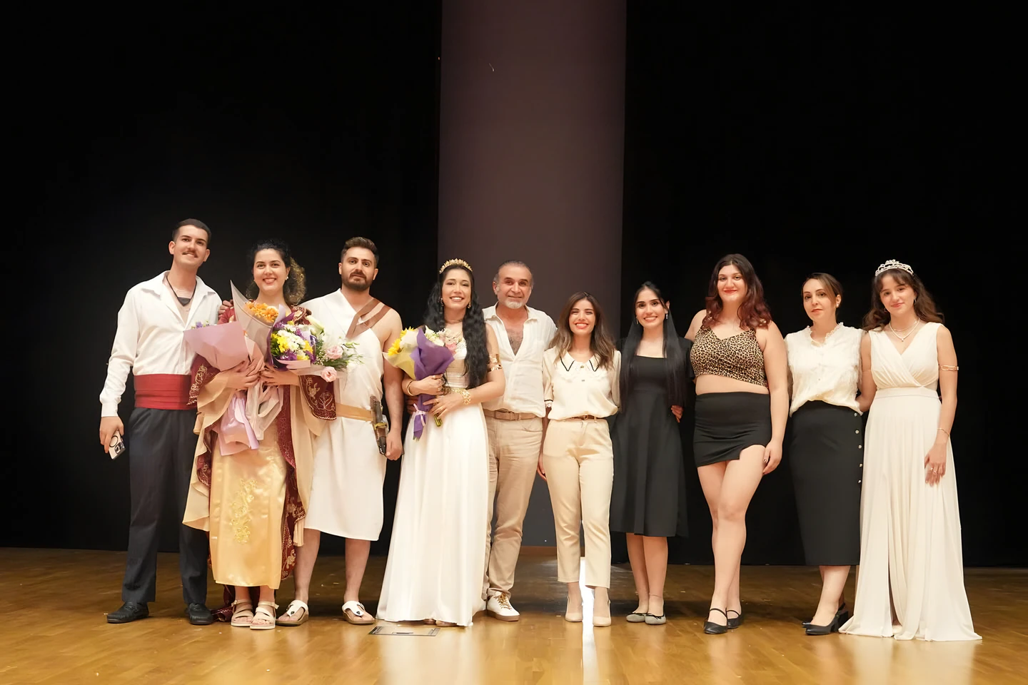 İstanbul Sanat Tiyatrosu oyuncuları gösteri sonunda sahnede